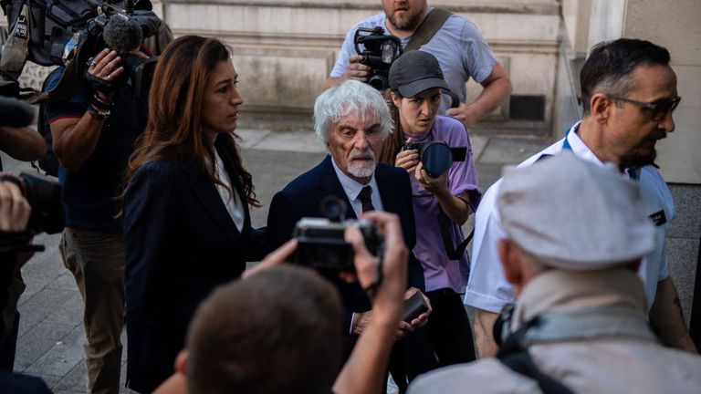 Бившият шеф на Формула 1 Бърни Екълстоун се яви в