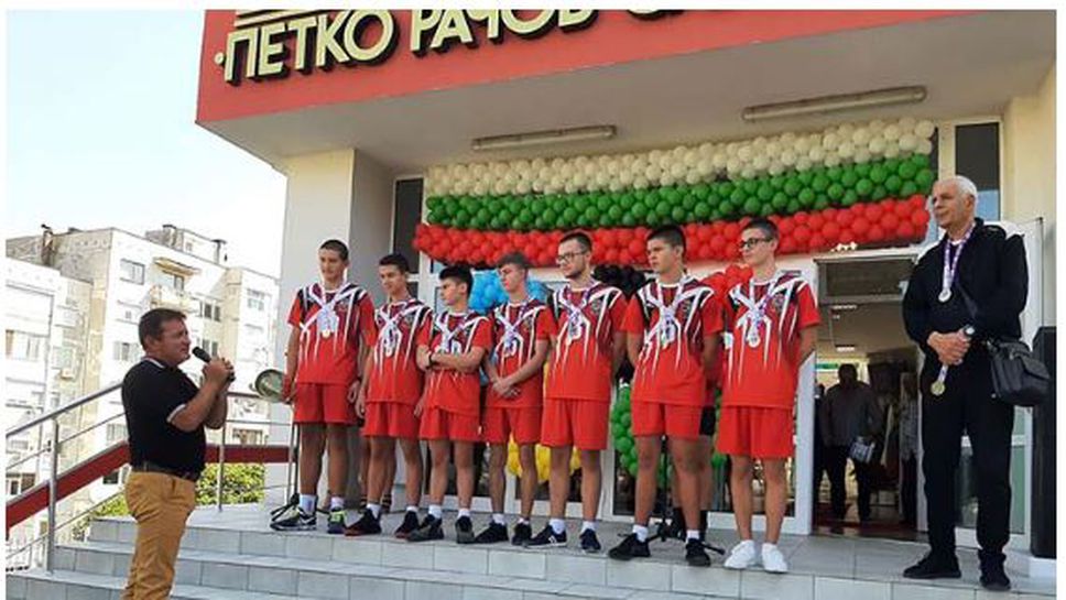 Посрещнаха с бурни аплодисменти и овации световни шампиони по волейбол