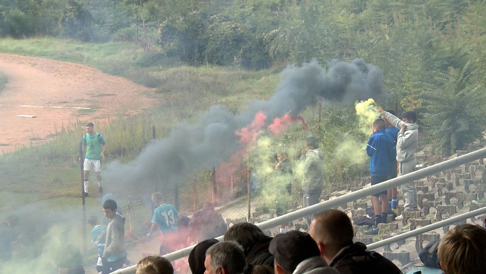 Малки фенове на Левски Раковски запалиха факли в мача за Купата срещу Марица