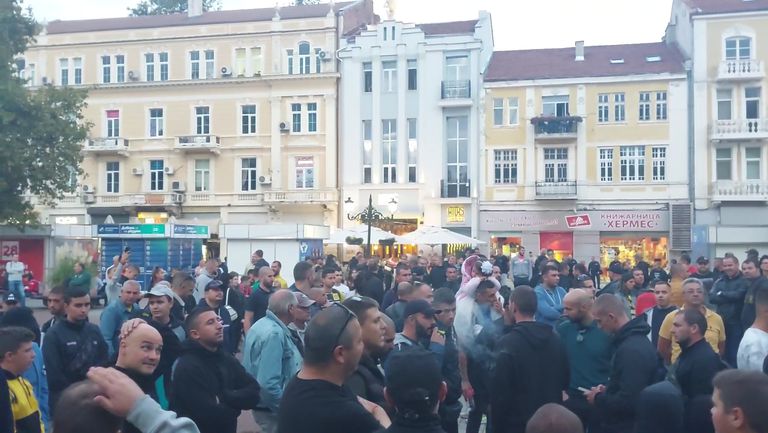 Около 300 привърженици на Ботев Пловдив се събраха на среща