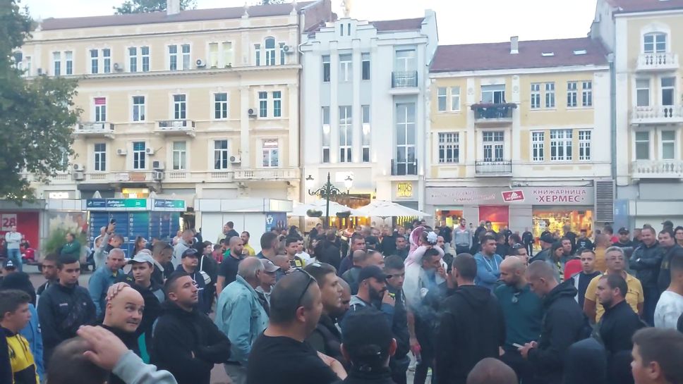 Около 300 фенове на Ботев (Пловдив) се събраха пред Общината
