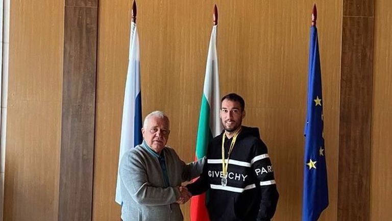 Полузащитникът на Левски Ивелин Попов получи сребърния си медал от