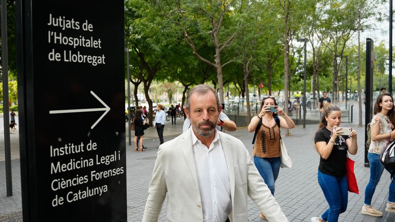 Наказателният съд в Испания оправда бившия президент на Барселона Сандро