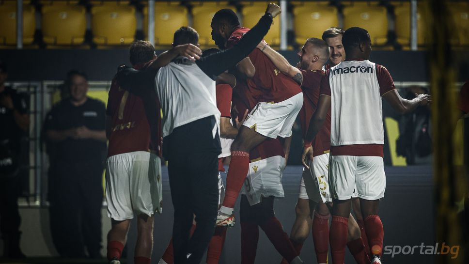 Пак простотии в родния футбол! Ел Маестро бе ударен в главата и се свлече на земята (видео)