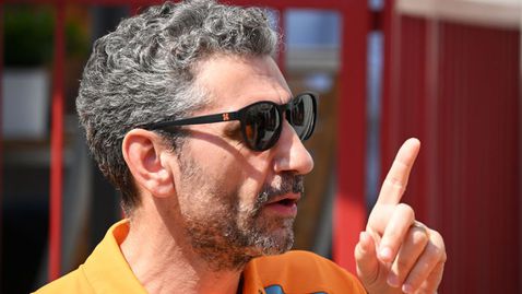  Стела с остро предизвестие към Макларън 