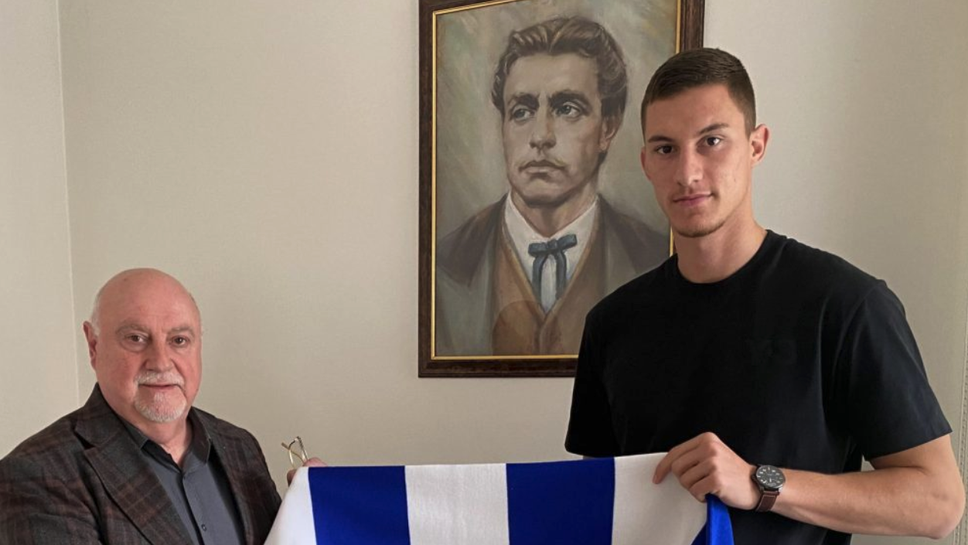 Официално: Андриан Краев подписа нов договор с Левски