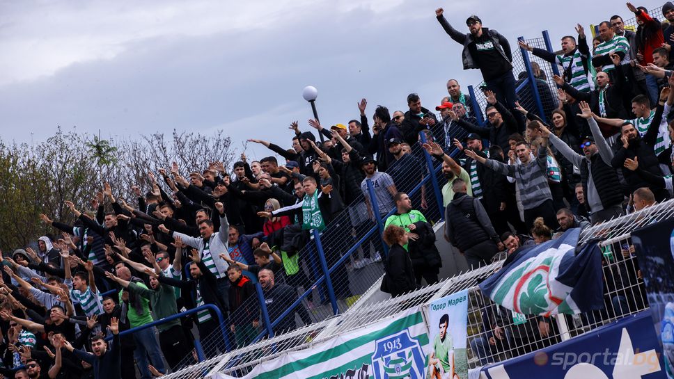 Агитката на Черно море подкрепя своите на стадион "Ивайло"