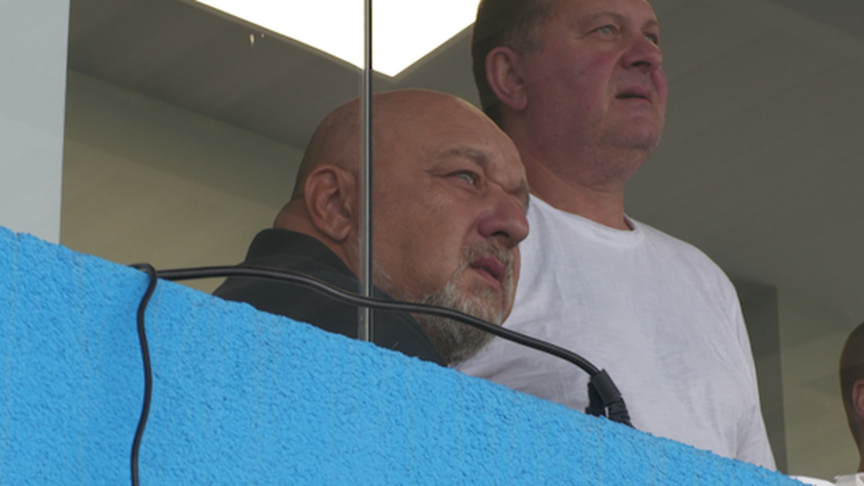Красен Кралев гледа дербито на Варна от ВИП-а на стадион "Спартак"