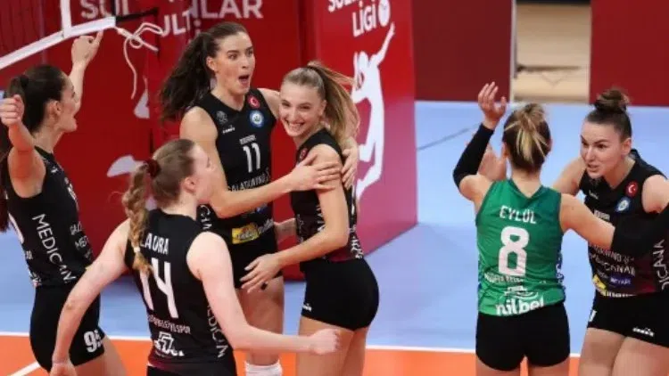 Мария Йорданова и Гергана Димитрова с по 15 точки в "българското" дерби на Турция