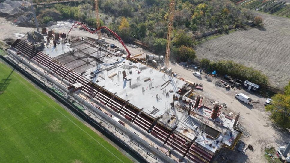 Строящата се в момента централна трибуна на стадион Локомотив продължава