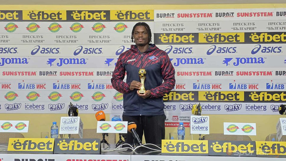 Бертран Фурие с приза за играч на кръга