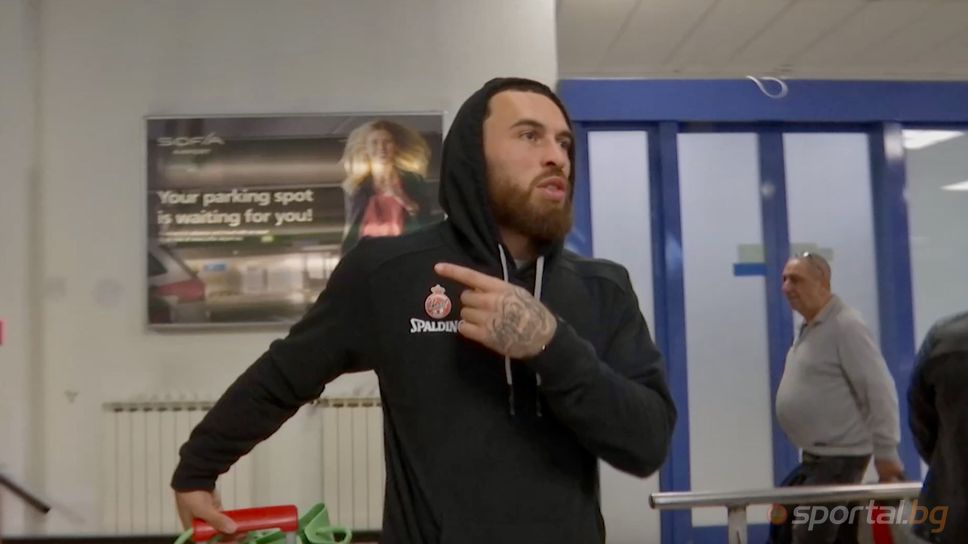 Само в Sportal.bg! Фенове "нападнаха" звездите на Монако за снимки и автографи на "Летище София"