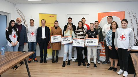  Кампанията “С тениска на бала ” обезпечи 13 стипендии 