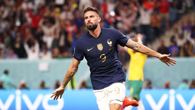 Оливие Жиру вкара два от головете за Франция при успеха