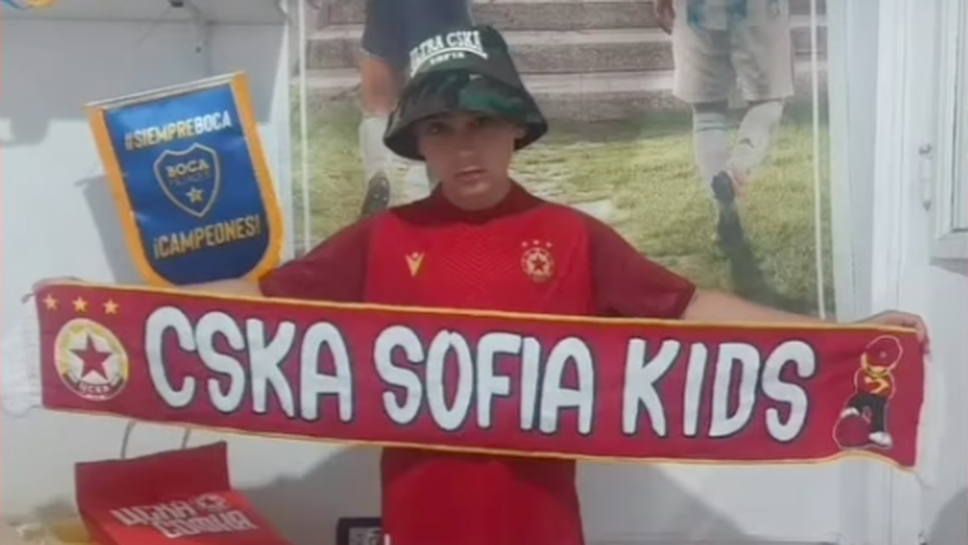 Най-известният малък фен на Бока Хуниорс облече екипа на ЦСКА - София (снимки)