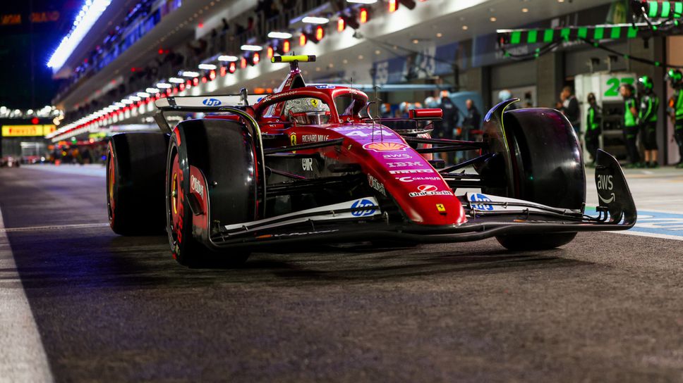 Пилотът на Ферари Люис Хамилтън беше глобен от стюардите на