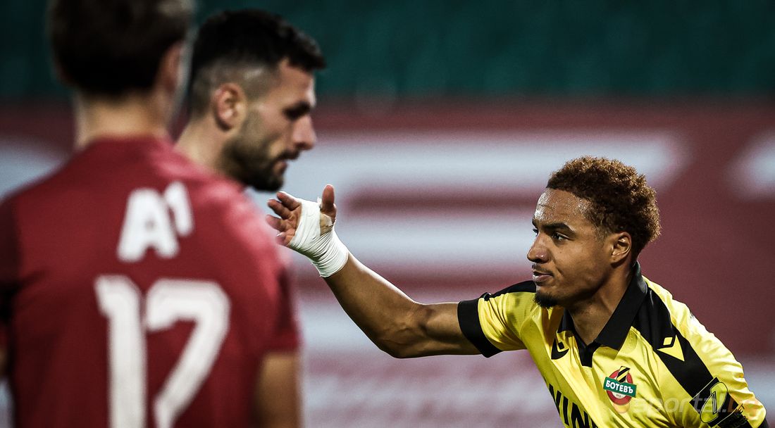 Засилен интерес към нападател на Ботев (Пд)