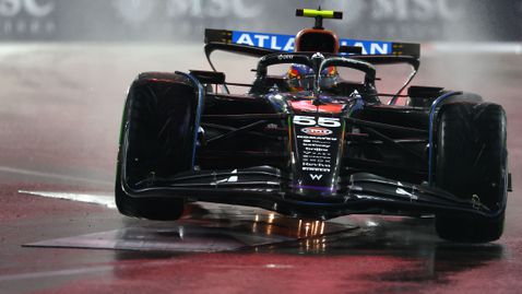  Сайнц: Направихме промени по колата, които ми помогнаха на мокрото 