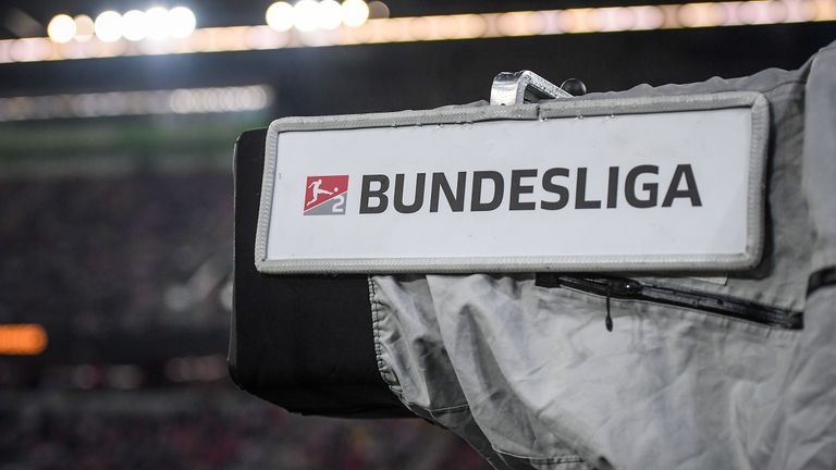 Клубовете в Бундеслигата ще могат да посрещат повече фенове на