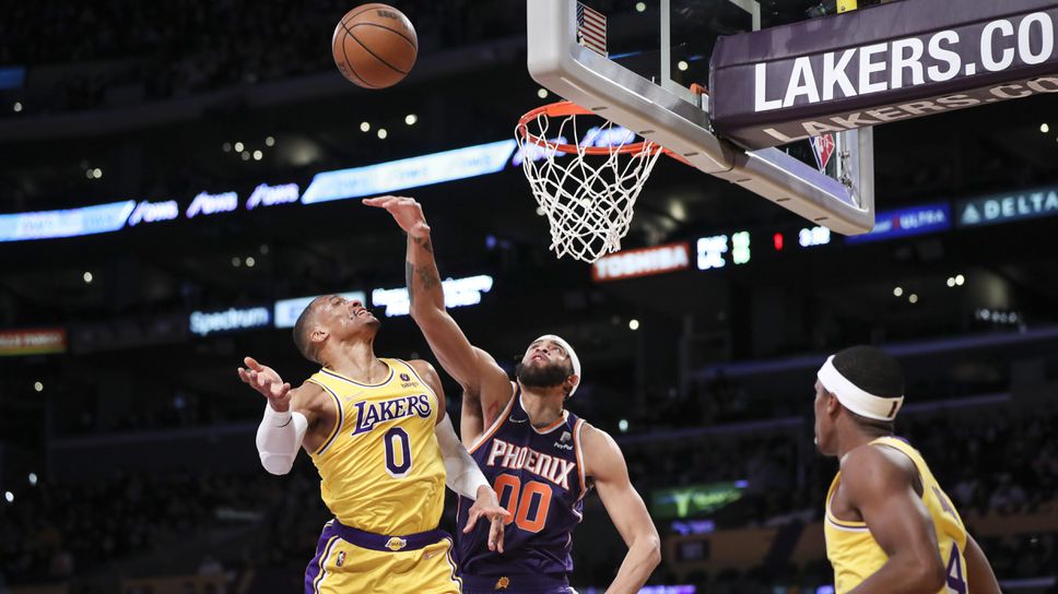 Финикс също се възползва от колебливостта на Лейкърс