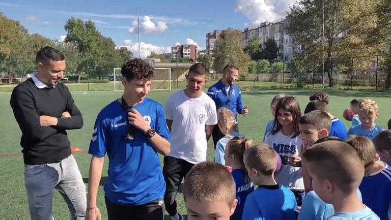 17 годишният футболист на Академик Свищов Виктор Пенев стана най младият треньор