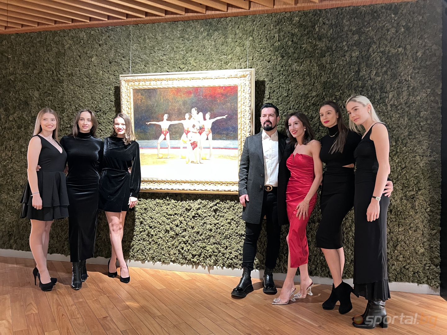 Художникът Васил Горанов показа изложба живопис от 17 картини на олимпийските шампионки от ансамбъла