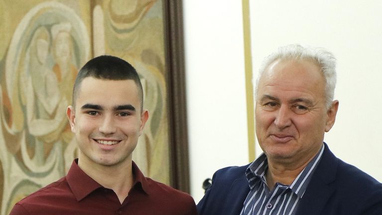 Футболистът от школата на Етър Павел Иванов е новият носител