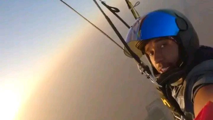 Хамилтън си почива със скайдайвинг в Дубай