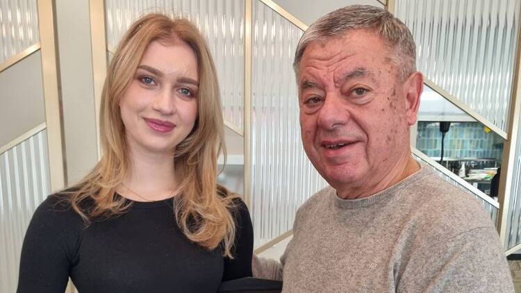 Фигуристката Александра Фейгин получи плакет от инвеститора на комплекс СамЕлион