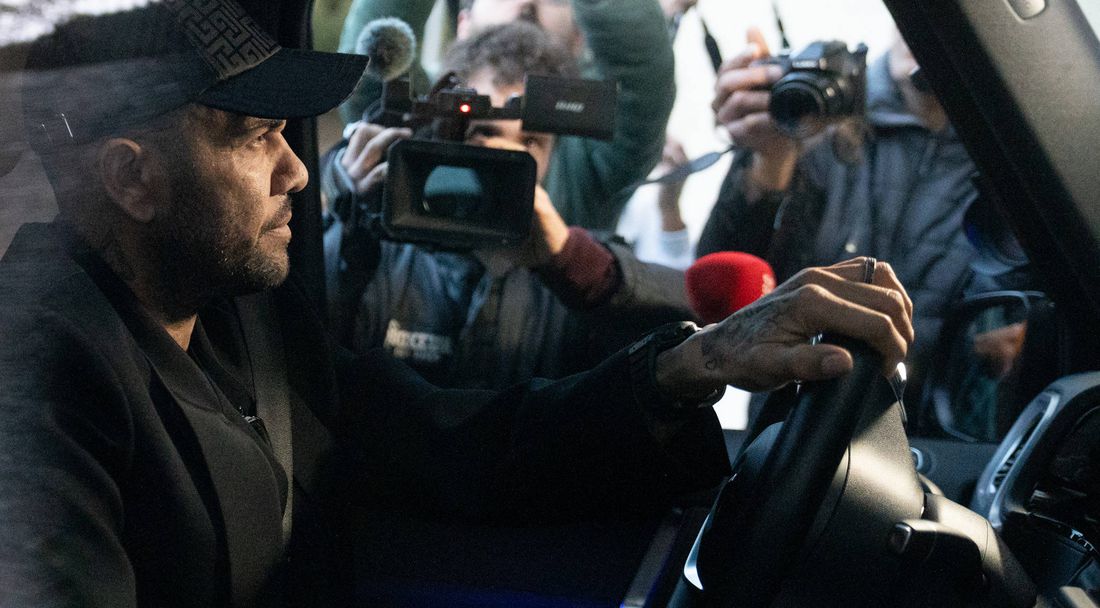 Дани Алвеш си купува клуб, за да играе в него