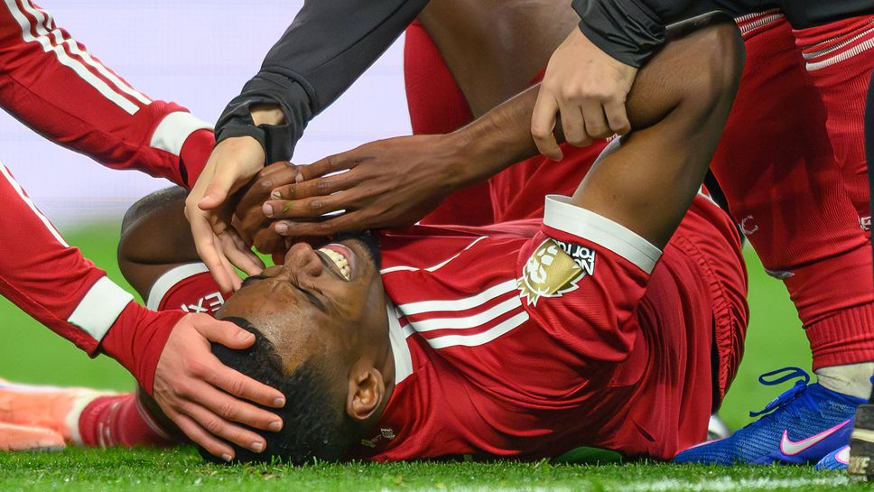 Нападателят на ЛивърпулАлександър Исак е със счупен крак и ще