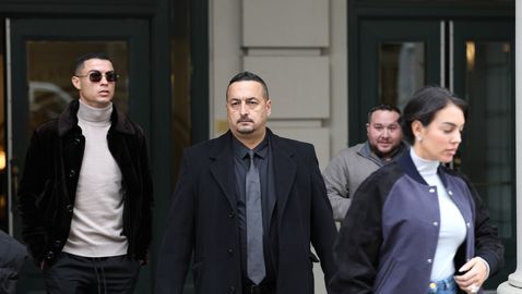 Снимаш се с Кристиано и Джорджина, но после охраната тича след теб