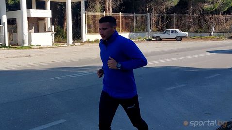  Треньорът на Септември е в топ форма - минава шестте километра от терена до хотела на тичешком 