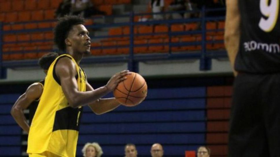 Американец доближи кота 50 в Кипър