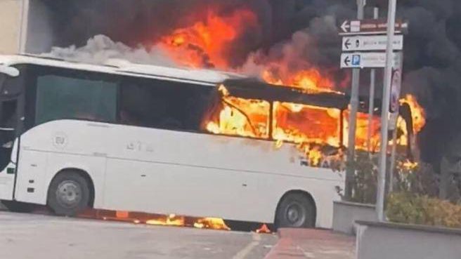 Ултраси на Казертана подпалиха автобус на фенове на друг отбор