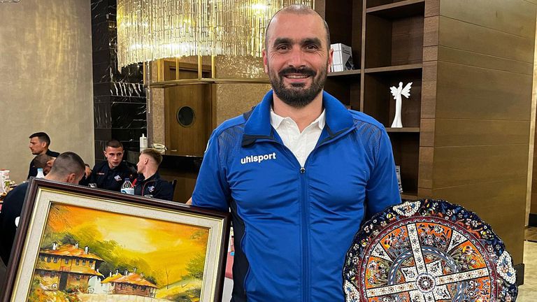 Спортният директор на Септември София Кристиян Добрев получи специални подаръци