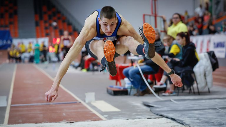 Саръбоюков отново се приземи на 7.96 м, Миткова започна годината с 6.33 м