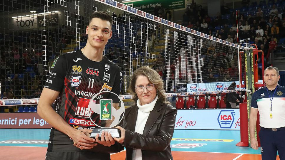 Алекс Николов получи наградата си MVP за декември