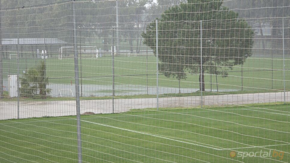 Пороят не спря Левски и Сираков, теренът на "сините" - перфектен, а съседният на Оренбург - под вода (снимки)