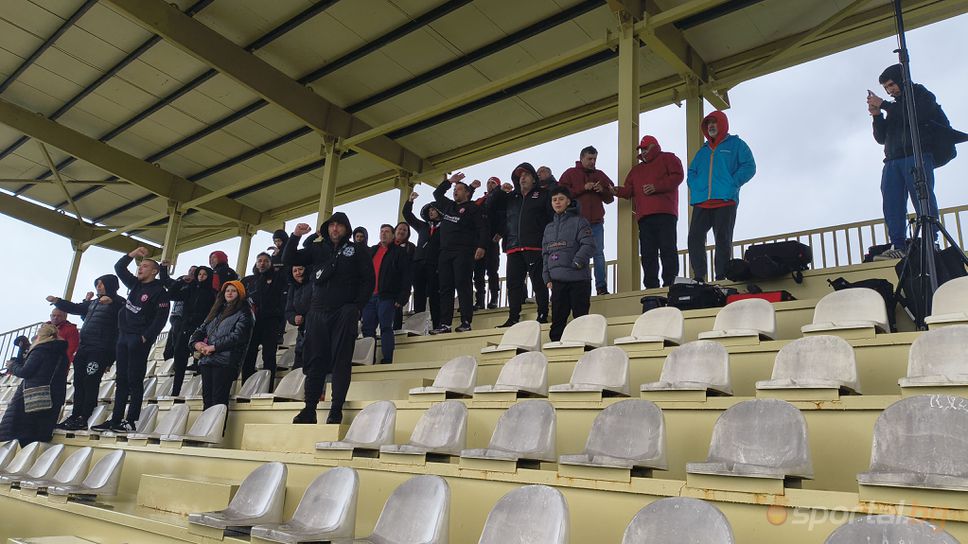 Сериозна група фенове на ЦСКА се събра на трибуната в