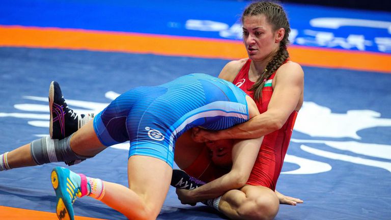 Евелина Николова, бронзова олимпийска медалистка, се връща на тепиха за
