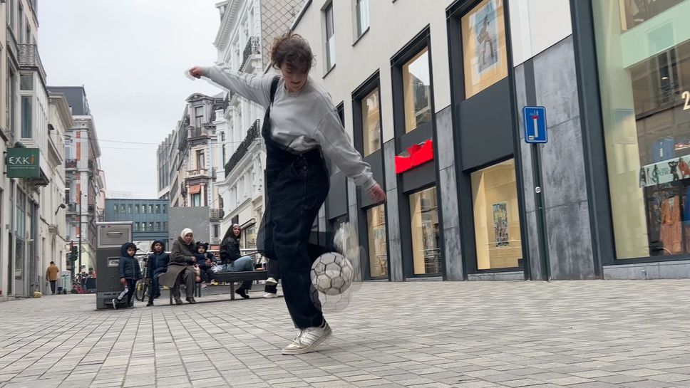 Футболно майсторство по улиците на Брюксел