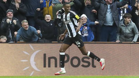 Нюкасъл доближи топ 4 и увеличи напрежението в Нотингам Форест