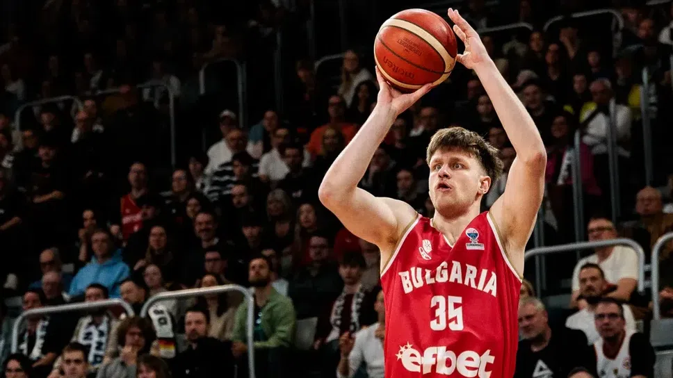 Българският национал Иван Алипиев и клубният му тим Римини се