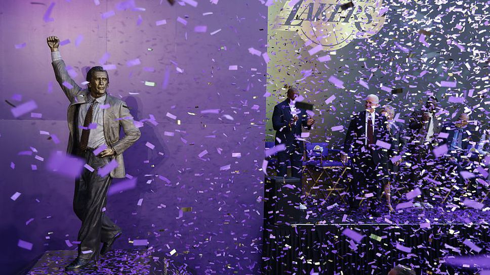 Лос Анджелис Лейкърс откри статуя на легендарния Пат Райли