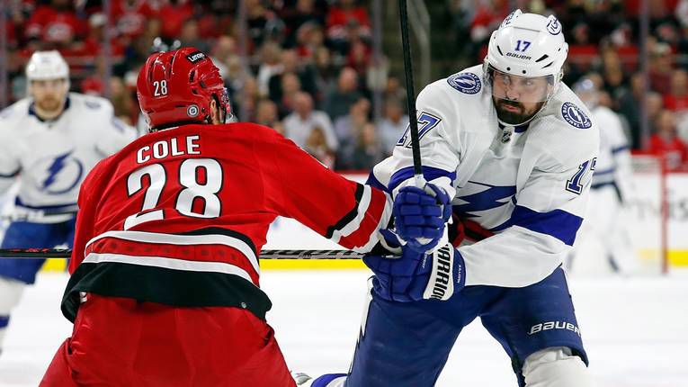 Носителят на купа "Стенли" Тампа Бей загуби при гостуването си на Каролина