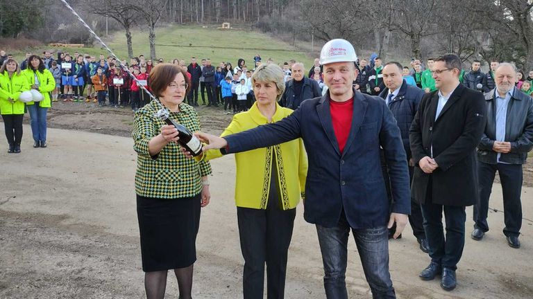 Първа копка на мултифункционалната спортна зала в Троян направи министър Лечева