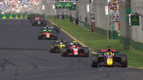 Хаджар спечели във Формула 2 след катастрофа на старта