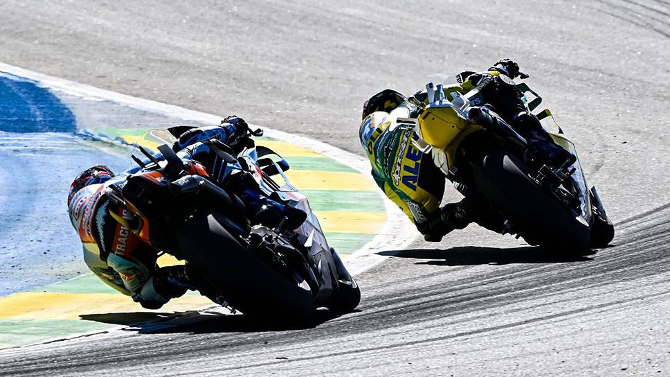 MotoGP в Бразилия: Разпадащ се асфалт, камъчета удрят пилотите