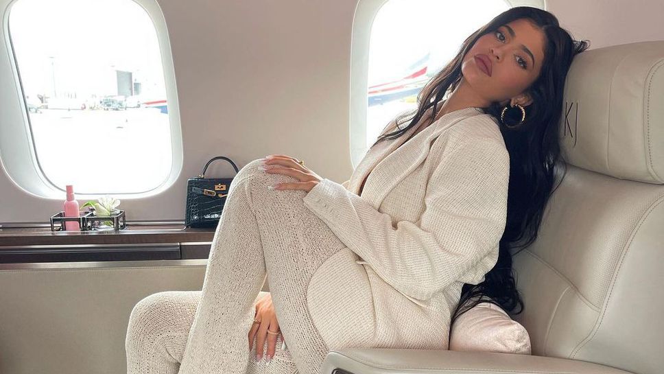 Кайли Дженър се разгорещи по бански (снимки)😍